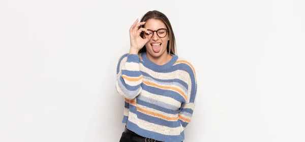 Jovem Loira Sorrindo Feliz Com Cara Engraçada Brincando Olhando Através — Fotografia de Stock