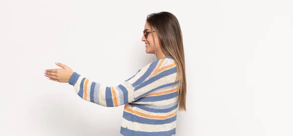 Jovem Loira Sorrindo Cumprimentando Você Oferecendo Aperto Mão Para Fechar — Fotografia de Stock