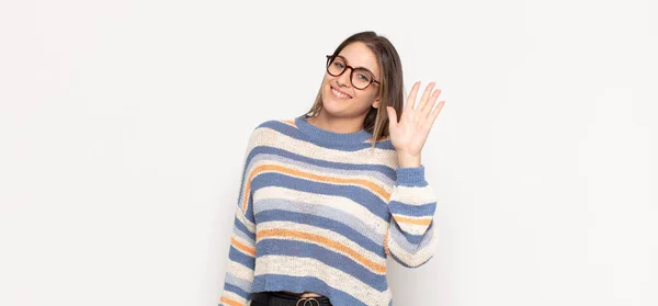 Jovem Loira Sorrindo Feliz Alegremente Acenando Mão Acolhendo Cumprimentando Você — Fotografia de Stock