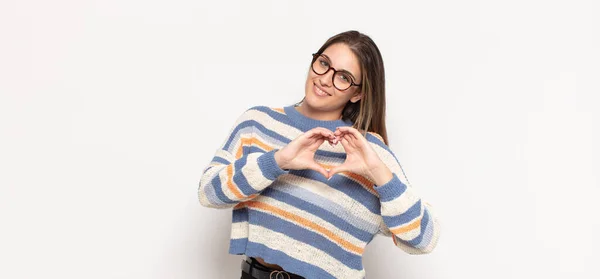 Jovem Loira Sorrindo Sentindo Feliz Fofa Romântica Apaixonada Fazendo Forma — Fotografia de Stock