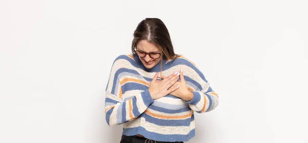 Jonge Blonde Vrouw Kijkt Verdrietig Gekwetst Gebroken Houdt Beide Handen — Stockfoto