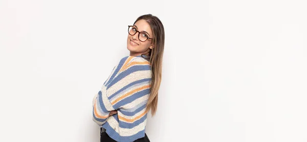 Jovem Loira Sorrindo Alegremente Sentindo Feliz Satisfeito Relaxado Com Braços — Fotografia de Stock