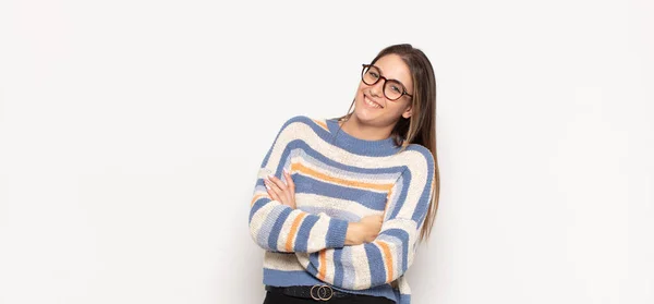 Jovem Loira Rindo Feliz Com Braços Cruzados Com Uma Pose — Fotografia de Stock