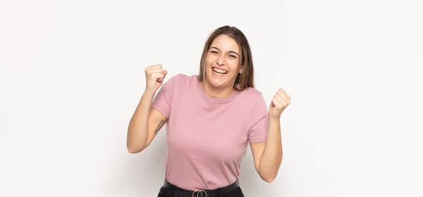 Giovane Donna Bionda Che Sente Felice Sorpresa Orgogliosa Gridando Celebrando — Foto Stock