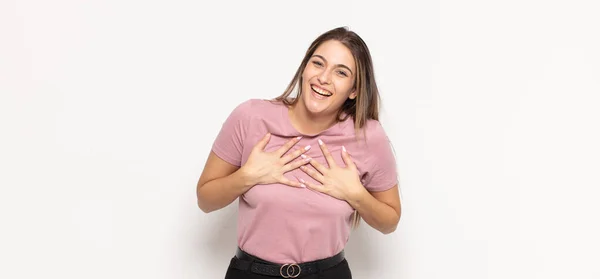 Giovane Donna Bionda Che Sembra Felice Sorpresa Orgogliosa Eccitata Indicando — Foto Stock