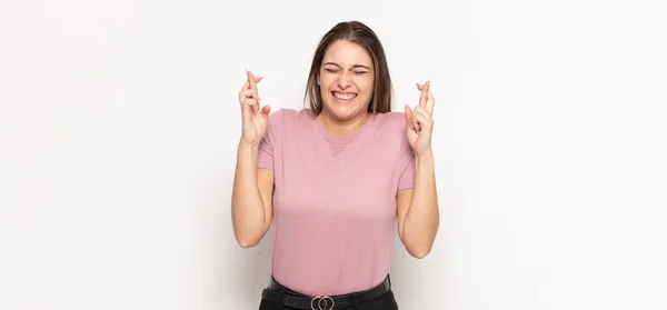 Genç Sarışın Kadın Gülümsüyor Endişeyle Iki Parmağını Çapraz Yapıyor Endişeli — Stok fotoğraf