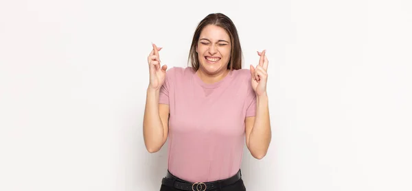 Jovem Loira Sorrindo Ansiosamente Cruzando Dedos Sentindo Preocupado Desejando Esperando — Fotografia de Stock