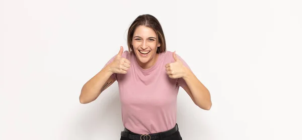 Jovem Mulher Loira Sorrindo Amplamente Olhando Feliz Positivo Confiante Bem — Fotografia de Stock