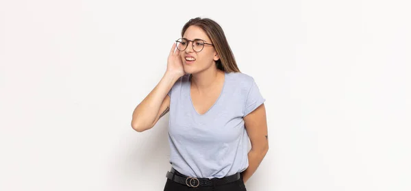 Jovem Loira Olhando Sério Curioso Ouvindo Tentando Ouvir Uma Conversa — Fotografia de Stock