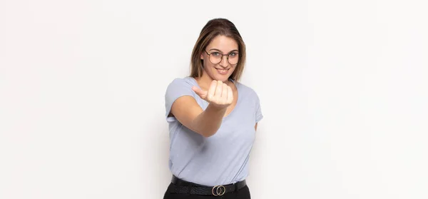 Jovem Loira Sentindo Feliz Bem Sucedido Confiante Enfrentando Desafio Dizendo — Fotografia de Stock