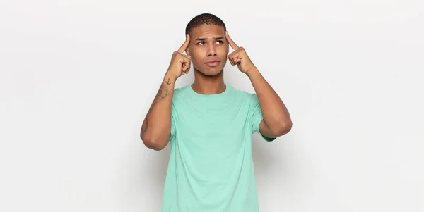 Junger Schwarzer Mann Der Sich Verwirrt Oder Zweifelnd Fühlt Sich — Stockfoto