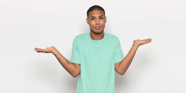 Joven Negro Sentirse Perplejo Confundido Dudar Ponderar Elegir Diferentes Opciones — Foto de Stock
