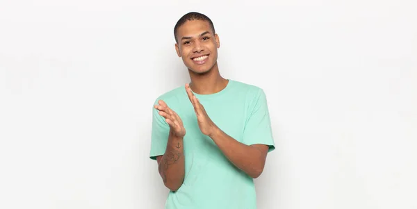 Jovem Negro Sentindo Feliz Bem Sucedido Sorrindo Batendo Palmas Dizendo — Fotografia de Stock