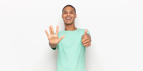 Junger Schwarzer Mann Lächelt Und Schaut Freundlich Zeigt Nummer Sechs — Stockfoto