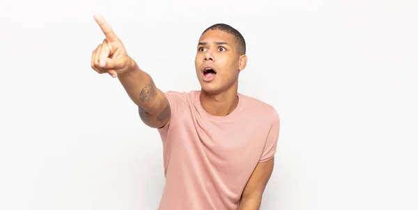Junger Schwarzer Mann Schockiert Und Überrascht Zeigt Mit Staunendem Offenem — Stockfoto