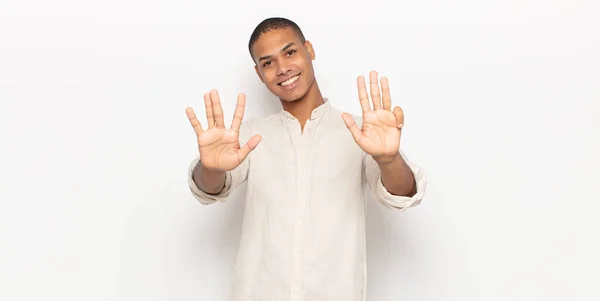Genç Siyahi Adam Gülümsüyor Dost Canlısı Görünüyor Numarayı Gösteriyor Elleri — Stok fotoğraf