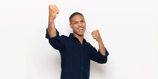 Fiatal Fekete Férfi Kiabál Diadalmasan Úgy Néz Mint Izgatott Boldog — Stock Fotó