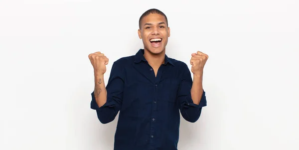 Jovem Negro Sentindo Feliz Surpreso Orgulhoso Gritando Celebrando Sucesso Com — Fotografia de Stock