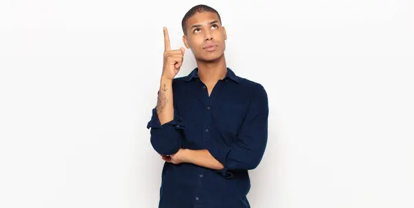 Young Black Man Feeling Genius Holding Finger Proudly Air Realizing — Stock Photo, Image