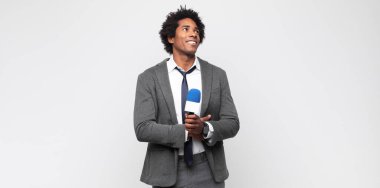 Genç siyahi adam TV sunucusu olarak