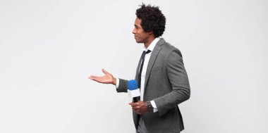 Genç siyahi adam TV sunucusu olarak