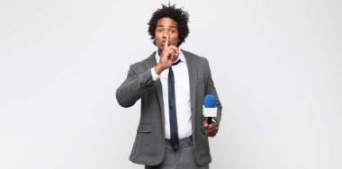 Genç siyahi adam TV sunucusu olarak