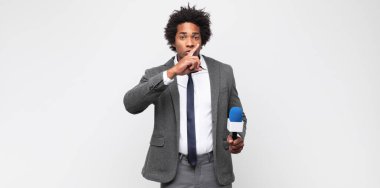 Genç siyahi adam TV sunucusu olarak