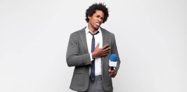 Genç siyahi adam TV sunucusu olarak