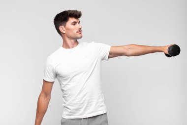 Genç adam eğitimi. spor konsepti