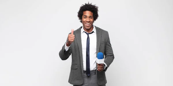 Junger Schwarzer Mann Als Fernsehmoderator — Stockfoto