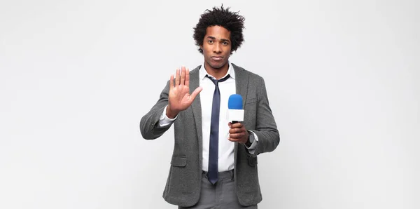 Młody Czarny Człowiek Jako Prezenter Telewizyjny — Zdjęcie stockowe