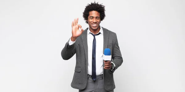 Junger Schwarzer Mann Als Fernsehmoderator — Stockfoto