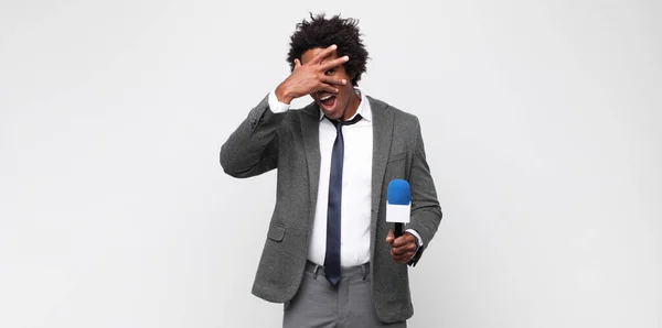 Fiatal Fekete Férfi Mint Egy Műsorvezető — Stock Fotó