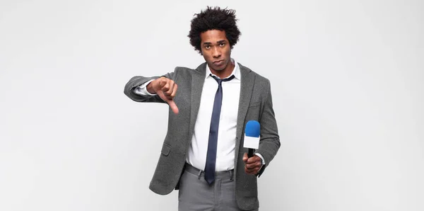 Jonge Zwarte Man Als Een Presentator — Stockfoto
