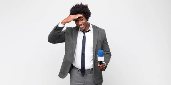 Jeune Homme Noir Comme Présentateur Télévision — Photo