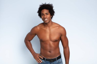 Çıplak gövdeli genç Afro-Amerikan bir adam.
