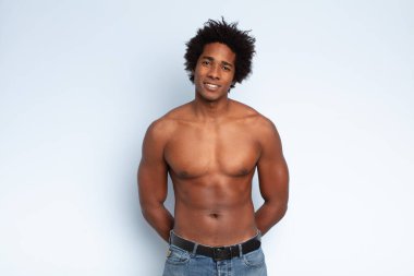 Çıplak gövdeli genç Afro-Amerikan bir adam.