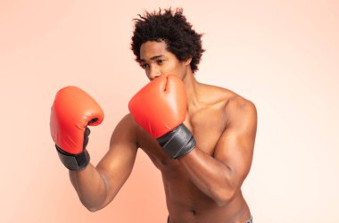 Siyah afro adam boks