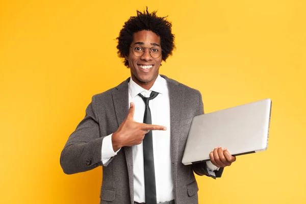 Joven Hombre Negocios Negro Con Ordenador Portátil —  Fotos de Stock