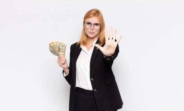 Güzel bir kadın gülümsüyor ve arkadaş canlısı görünüyor, 5 ya da 5 numarayı gösteriyor, elleri önde, geriye doğru sayıyor.