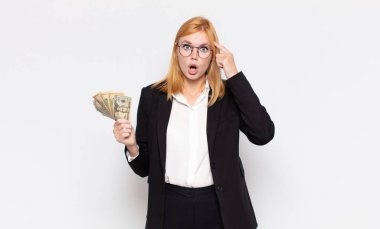 Güzel bir kadın şaşırmış, ağzı açık, şok olmuş, yeni bir düşünce, fikir ya da konsept keşfediyor.