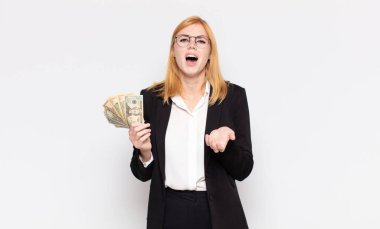 Güzel bir kadın umutsuz ve hayal kırıklığına uğramış, stresli, mutsuz ve sinirli, bağırıyor ve çığlık atıyor.