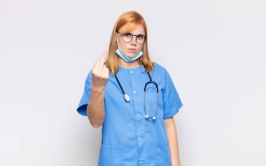 Güzel bir kadın kızgın, sinirli, asi ve agresif hissediyor, orta parmağını sallıyor, karşı koyuyor.