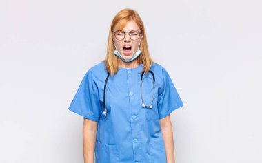Güzel bir kadın agresif bir şekilde bağırıyor, sinirli, sinirli, öfkeli ya da sinirli görünüyor, hayır diye bağırıyor.