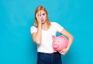 Güzel bir kadın yorgun, sıkıcı ve can sıkıcı bir görevden sonra sıkılmış, hayal kırıklığına uğramış ve uykulu hisseder.