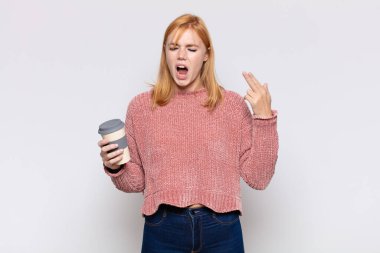 Güzel bir kadın mutsuz ve stresli görünüyor, intihar jesti elle silah işareti yapıyor, kafasını işaret ediyor.