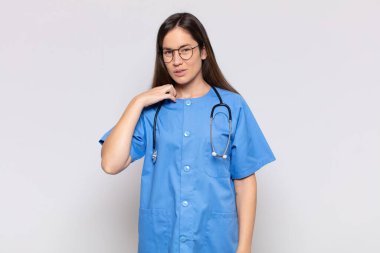 Güzel bir kadın stresli, endişeli, yorgun ve hayal kırıklığına uğramış, gömleğini çekmiş, sıkıntılı görünüyor.