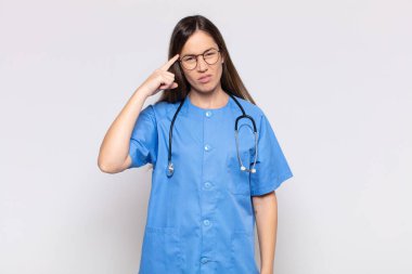 Güzel bir kadın kafası karışık ve şaşkın hissediyor. Deli, deli ya da aklını kaçırmış olduğunu gösteriyor.