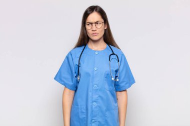 Güzel bir kadın üzgün, üzgün ya da kızgın hisseder ve olumsuz bir tavırla taraflara bakar, anlaşmazlıkla kaşlarını çatar.