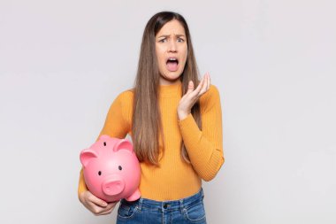 Güzel bir kadın umutsuz ve hayal kırıklığına uğramış, stresli, mutsuz ve sinirli, bağırıyor ve çığlık atıyor.